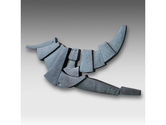 Hubert minnebo (1940), 'vanuit mijn omgeving, een blik van voldoening', hammered, welded and patinated copper, 1981 (+) 180 x 325 x 15 cm. (70.87 x 127.95 x 5.91 in.) - afbeelding 2 van  4