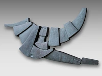Hubert minnebo (1940), 'vanuit mijn omgeving, een blik van voldoening', hammered, welded and patinated copper, 1981 (+) 180 x 325 x 15 cm. (70.87 x 127.95 x 5.91 in.) - afbeelding 2 van  4