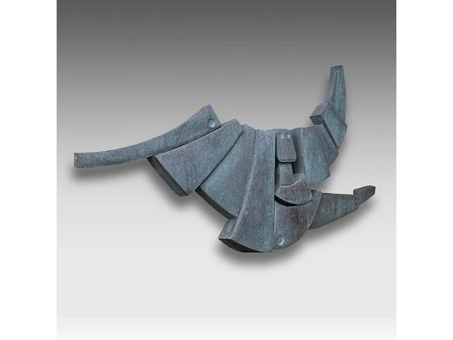 Hubert minnebo (1940), 'vanuit mijn omgeving, een blik van voldoening', hammered, welded and patinated copper, 1981 (+) 180 x 325 x 15 cm. (70.87 x 127.95 x 5.91 in.) - afbeelding 3 van  4