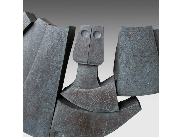 Hubert minnebo (1940), 'vanuit mijn omgeving, een blik van voldoening', hammered, welded and patinated copper, 1981 (+) 180 x 325 x 15 cm. (70.87 x 127.95 x 5.91 in.) - afbeelding 4 van  4