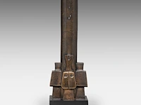 Hubert minnebo (1940), 'variaties op de lingam - zijn morfologisch gedrag was na een tijdje zichtbaar', polished and brown patinated bronze, 1/1, 2001, signed (+) 34.5 x 11 x 11 cm. (13.58 x 4.33 x 4.33 in.) - afbeelding 3 van  9