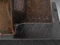 Hubert minnebo (1940), 'variaties op de lingam - zijn morfologisch gedrag was na een tijdje zichtbaar', polished and brown patinated bronze, 1/1, 2001, signed (+) 34.5 x 11 x 11 cm. (13.58 x 4.33 x 4.33 in.) - afbeelding 7 van  9