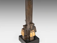 Hubert minnebo (1940), 'variaties op de lingam - zijn morfologisch gedrag was na een tijdje zichtbaar', polished and brown patinated bronze, 1/1, 2001, signed (+) 34.5 x 11 x 11 cm. (13.58 x 4.33 x 4.33 in.) - afbeelding 9 van  9