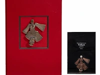 Hubert minnebo (1940), 'volhart', n° 23/60 - 'met gesloten ogen fluisterde hij, zacht kreunend, zijn mooiste herinneringen', polished and brown patinated bronze on book with 9 etches and poetry, 23/60, 2002 (+) 40 x 23 c