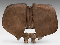 Hubert minnebo (1940), 'zachtjes uitdeinen', relief, polished and brown patinated bronze, 1/1, 2014, signed (+) 29 x 40 x 3.5 cm. (11.41 x 15 3/4 x 1.37 in.)