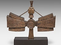 Hubert minnebo (1940), 'zijn blik was duidelijk omkaderd', polished and brown patinated bronze, 1/1, 1990 (+) 23 x 29.5 x 8 cm. (9.06 x 11.60 x 3.14 in.)