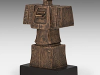 Hubert minnebo (1940), 'zijn innerlijke kracht bleef onveranderd overeind', polished and brown patinated bronze, 0/0, signed (+) 19 x 12 x 6.5 cm. (7.48 x 4.71 x 2.56 in.) - afbeelding 2 van  8