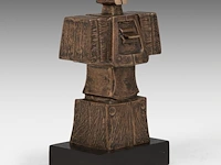 Hubert minnebo (1940), 'zijn innerlijke kracht bleef onveranderd overeind', polished and brown patinated bronze, 0/0, signed (+) 19 x 12 x 6.5 cm. (7.48 x 4.71 x 2.56 in.) - afbeelding 6 van  8