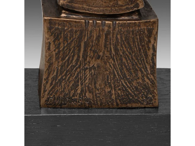 Hubert minnebo (1940), 'zijn innerlijke kracht bleef onveranderd overeind', polished and brown patinated bronze, 0/0, signed (+) 19 x 12 x 6.5 cm. (7.48 x 4.71 x 2.56 in.) - afbeelding 7 van  8