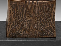 Hubert minnebo (1940), 'zijn innerlijke kracht bleef onveranderd overeind', polished and brown patinated bronze, 0/0, signed (+) 19 x 12 x 6.5 cm. (7.48 x 4.71 x 2.56 in.) - afbeelding 7 van  8