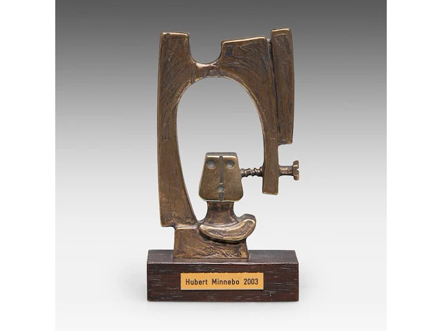 Hubert minnebo (1940), 'zijn innerlijke rust werd het middelpunt van een vaste verbinding', polished and brown patinated bronze, 0/0, 2003, signed, (+), 11.5 x 7.5 x 3 cm. (4.53 x 2.95 x 1.17 in.) - afbeelding 1 van  7