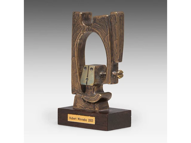 Hubert minnebo (1940), 'zijn innerlijke rust werd het middelpunt van een vaste verbinding', polished and brown patinated bronze, 0/0, 2003, signed, (+), 11.5 x 7.5 x 3 cm. (4.53 x 2.95 x 1.17 in.) - afbeelding 2 van  7