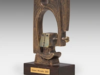 Hubert minnebo (1940), 'zijn innerlijke rust werd het middelpunt van een vaste verbinding', polished and brown patinated bronze, 0/0, 2003, signed, (+), 11.5 x 7.5 x 3 cm. (4.53 x 2.95 x 1.17 in.) - afbeelding 2 van  7