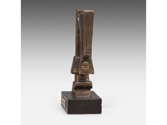 Hubert minnebo (1940), 'zijn innerlijke rust werd het middelpunt van een vaste verbinding', polished and brown patinated bronze, 0/0, 2003, signed, (+), 11.5 x 7.5 x 3 cm. (4.53 x 2.95 x 1.17 in.) - afbeelding 3 van  7