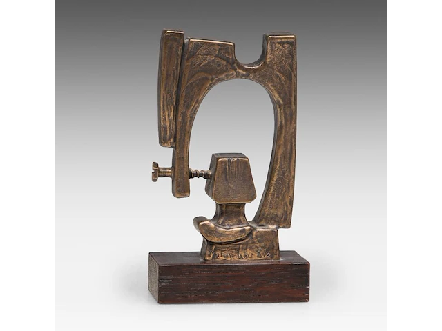 Hubert minnebo (1940), 'zijn innerlijke rust werd het middelpunt van een vaste verbinding', polished and brown patinated bronze, 0/0, 2003, signed, (+), 11.5 x 7.5 x 3 cm. (4.53 x 2.95 x 1.17 in.) - afbeelding 4 van  7