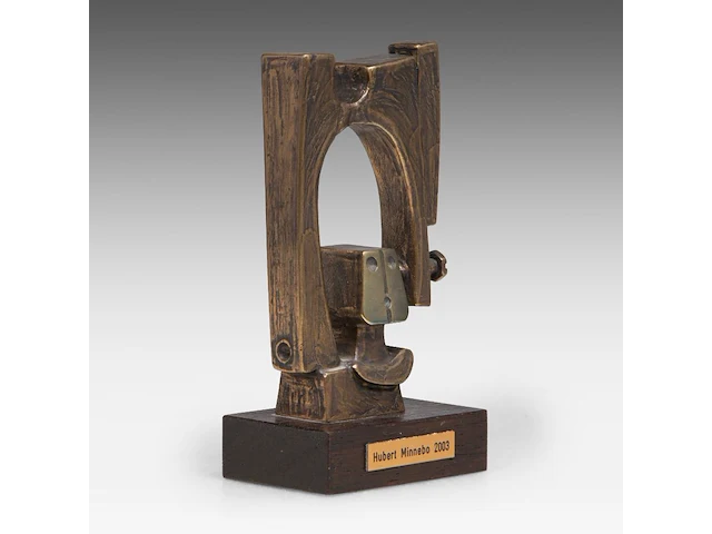 Hubert minnebo (1940), 'zijn innerlijke rust werd het middelpunt van een vaste verbinding', polished and brown patinated bronze, 0/0, 2003, signed, (+), 11.5 x 7.5 x 3 cm. (4.53 x 2.95 x 1.17 in.) - afbeelding 6 van  7
