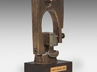 Hubert minnebo (1940), 'zijn innerlijke rust werd het middelpunt van een vaste verbinding', polished and brown patinated bronze, 0/0, 2003, signed, (+), 11.5 x 7.5 x 3 cm. (4.53 x 2.95 x 1.17 in.) - afbeelding 6 van  7
