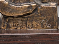 Hubert minnebo (1940), 'zijn innerlijke rust werd het middelpunt van een vaste verbinding', polished and brown patinated bronze, 0/0, 2003, signed, (+), 11.5 x 7.5 x 3 cm. (4.53 x 2.95 x 1.17 in.) - afbeelding 7 van  7