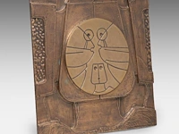 Hubert minnebo (1940), 'zijn liefde voor de zee was duidelijk merkbaar', relief, polished and brown patinated bronze, 0/0, 2006, signed (+) 32 x 32 x 2.5 cm. (12.59 x 12.59 x 0.98 in.) - afbeelding 2 van  5
