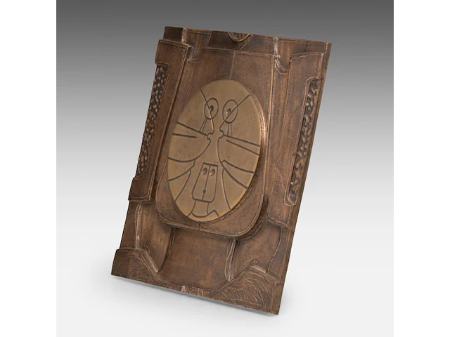 Hubert minnebo (1940), 'zijn liefde voor de zee was duidelijk merkbaar', relief, polished and brown patinated bronze, 0/0, 2006, signed (+) 32 x 32 x 2.5 cm. (12.59 x 12.59 x 0.98 in.) - afbeelding 3 van  5