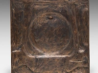 Hubert minnebo (1940), 'zijn liefde voor de zee was duidelijk merkbaar', relief, polished and brown patinated bronze, 0/0, 2006, signed (+) 32 x 32 x 2.5 cm. (12.59 x 12.59 x 0.98 in.) - afbeelding 4 van  5