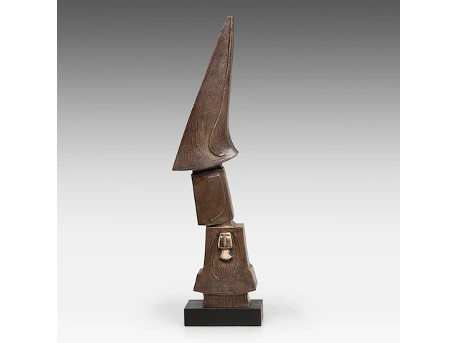 Hubert minnebo (1940), 'zijn trektochten in himalaya's waren heilig', polished and brown patinated bronze, 1/1, 2012, signed (+) 65 x 15 x 30.5 cm. (25.58 x 5.91 x 12.00 in.) - afbeelding 1 van  9