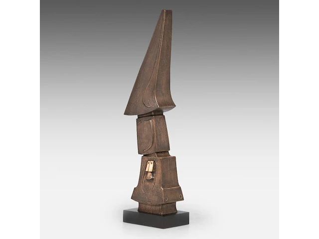 Hubert minnebo (1940), 'zijn trektochten in himalaya's waren heilig', polished and brown patinated bronze, 1/1, 2012, signed (+) 65 x 15 x 30.5 cm. (25.58 x 5.91 x 12.00 in.) - afbeelding 2 van  9
