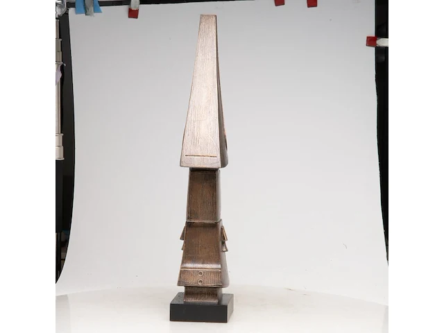 Hubert minnebo (1940), 'zijn trektochten in himalaya's waren heilig', polished and brown patinated bronze, 1/1, 2012, signed (+) 65 x 15 x 30.5 cm. (25.58 x 5.91 x 12.00 in.) - afbeelding 5 van  9