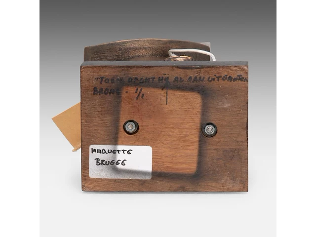 Hubert minnebo (1940), 'zijn trektochten in himalaya's waren heilig', polished and brown patinated bronze, 1/1, 2012, signed (+) 65 x 15 x 30.5 cm. (25.58 x 5.91 x 12.00 in.) - afbeelding 7 van  9