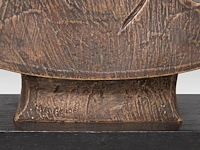 Hubert minnebo (1940), 'zijn trektochten in himalaya's waren heilig', polished and brown patinated bronze, 1/1, 2012, signed (+) 65 x 15 x 30.5 cm. (25.58 x 5.91 x 12.00 in.) - afbeelding 8 van  9