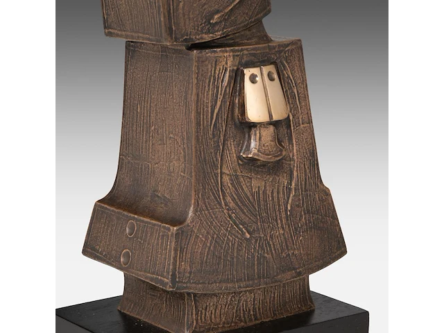 Hubert minnebo (1940), 'zijn trektochten in himalaya's waren heilig', polished and brown patinated bronze, 1/1, 2012, signed (+) 65 x 15 x 30.5 cm. (25.58 x 5.91 x 12.00 in.) - afbeelding 9 van  9