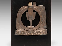 Hubert minnebo (1940), 'zijn vriendschap werd bezegeld met een gouden dronk', polished and brown patinated bronze, 1/2, 1995, signed (+) 17.5 x 17 x 1.5 cm. (6.88 x 6.69 x 0.59 in.)