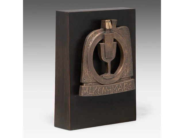 Hubert minnebo (1940), 'zijn vriendschap werd bezegeld met een gouden dronk', polished and brown patinated bronze, 1/2, 1995, signed (+) 17.5 x 17 x 1.5 cm. (6.88 x 6.69 x 0.59 in.) - afbeelding 2 van  8