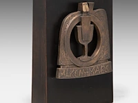 Hubert minnebo (1940), 'zijn vriendschap werd bezegeld met een gouden dronk', polished and brown patinated bronze, 1/2, 1995, signed (+) 17.5 x 17 x 1.5 cm. (6.88 x 6.69 x 0.59 in.) - afbeelding 2 van  8