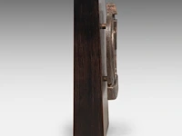 Hubert minnebo (1940), 'zijn vriendschap werd bezegeld met een gouden dronk', polished and brown patinated bronze, 1/2, 1995, signed (+) 17.5 x 17 x 1.5 cm. (6.88 x 6.69 x 0.59 in.) - afbeelding 3 van  8