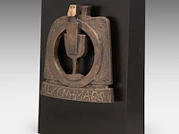 Hubert minnebo (1940), 'zijn vriendschap werd bezegeld met een gouden dronk', polished and brown patinated bronze, 1/2, 1995, signed (+) 17.5 x 17 x 1.5 cm. (6.88 x 6.69 x 0.59 in.) - afbeelding 5 van  8