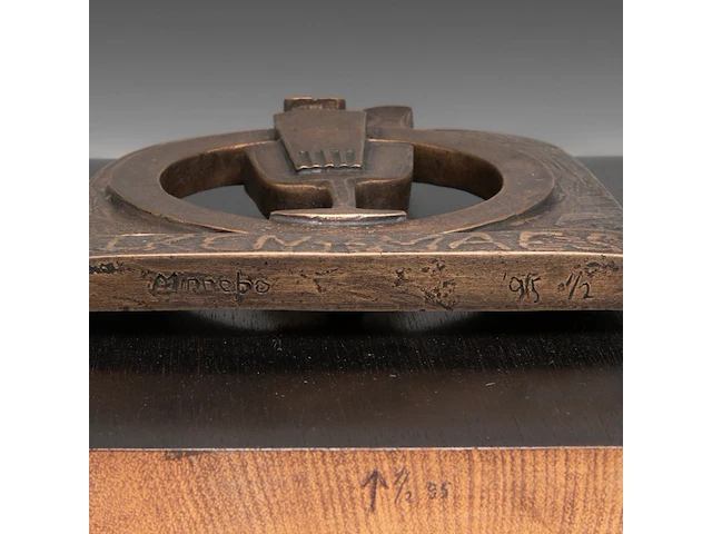 Hubert minnebo (1940), 'zijn vriendschap werd bezegeld met een gouden dronk', polished and brown patinated bronze, 1/2, 1995, signed (+) 17.5 x 17 x 1.5 cm. (6.88 x 6.69 x 0.59 in.) - afbeelding 6 van  8