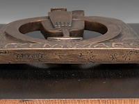 Hubert minnebo (1940), 'zijn vriendschap werd bezegeld met een gouden dronk', polished and brown patinated bronze, 1/2, 1995, signed (+) 17.5 x 17 x 1.5 cm. (6.88 x 6.69 x 0.59 in.) - afbeelding 6 van  8