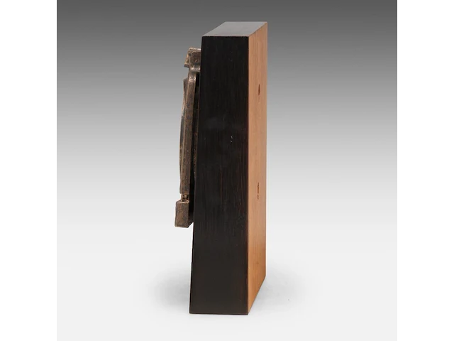 Hubert minnebo (1940), 'zijn vriendschap werd bezegeld met een gouden dronk', polished and brown patinated bronze, 1/2, 1995, signed (+) 17.5 x 17 x 1.5 cm. (6.88 x 6.69 x 0.59 in.) - afbeelding 7 van  8
