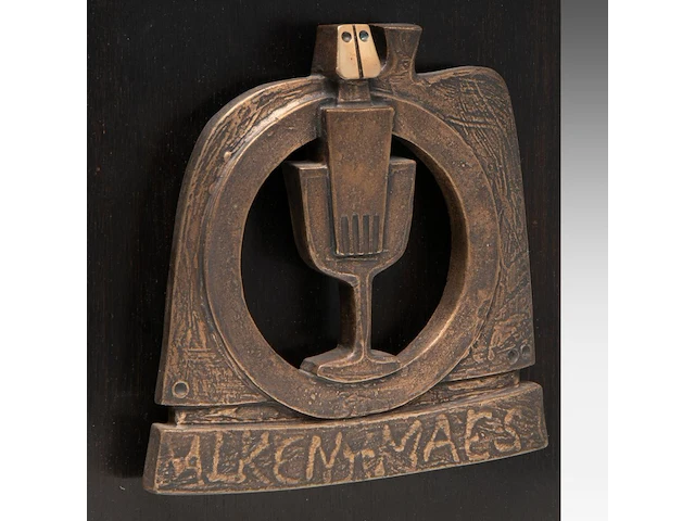 Hubert minnebo (1940), 'zijn vriendschap werd bezegeld met een gouden dronk', polished and brown patinated bronze, 1/2, 1995, signed (+) 17.5 x 17 x 1.5 cm. (6.88 x 6.69 x 0.59 in.) - afbeelding 8 van  8