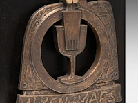 Hubert minnebo (1940), 'zijn vriendschap werd bezegeld met een gouden dronk', polished and brown patinated bronze, 1/2, 1995, signed (+) 17.5 x 17 x 1.5 cm. (6.88 x 6.69 x 0.59 in.) - afbeelding 8 van  8