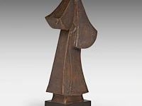 Hubert minnebo (1940), 'zijn wijde mantel herbergde de geheimen van de tijd', polished and brown patinated bronze, 0/0, signed (+) 39 x 20 x 8 cm. (15.34 x 7.87 x 3.14 in.) - afbeelding 2 van  7
