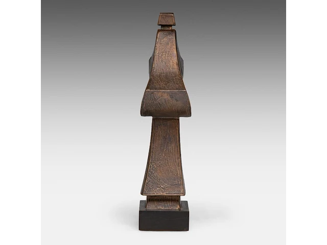 Hubert minnebo (1940), 'zijn wijde mantel herbergde de geheimen van de tijd', polished and brown patinated bronze, 0/0, signed (+) 39 x 20 x 8 cm. (15.34 x 7.87 x 3.14 in.) - afbeelding 3 van  7