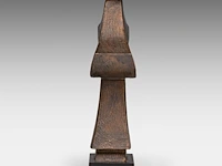 Hubert minnebo (1940), 'zijn wijde mantel herbergde de geheimen van de tijd', polished and brown patinated bronze, 0/0, signed (+) 39 x 20 x 8 cm. (15.34 x 7.87 x 3.14 in.) - afbeelding 3 van  7