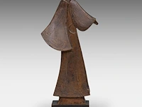 Hubert minnebo (1940), 'zijn wijde mantel herbergde de geheimen van de tijd', polished and brown patinated bronze, 0/0, signed (+) 39 x 20 x 8 cm. (15.34 x 7.87 x 3.14 in.) - afbeelding 4 van  7