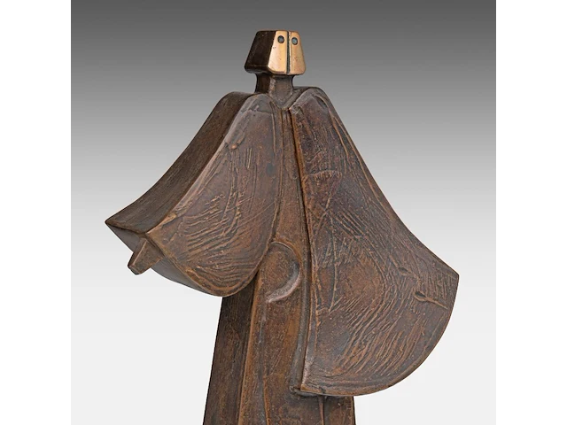 Hubert minnebo (1940), 'zijn wijde mantel herbergde de geheimen van de tijd', polished and brown patinated bronze, 0/0, signed (+) 39 x 20 x 8 cm. (15.34 x 7.87 x 3.14 in.) - afbeelding 6 van  7