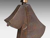 Hubert minnebo (1940), 'zijn wijde mantel herbergde de geheimen van de tijd', polished and brown patinated bronze, 0/0, signed (+) 39 x 20 x 8 cm. (15.34 x 7.87 x 3.14 in.) - afbeelding 6 van  7