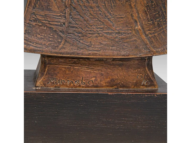 Hubert minnebo (1940), 'zijn wijde mantel herbergde de geheimen van de tijd', polished and brown patinated bronze, 0/0, signed (+) 39 x 20 x 8 cm. (15.34 x 7.87 x 3.14 in.) - afbeelding 7 van  7