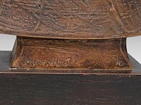 Hubert minnebo (1940), 'zijn wijde mantel herbergde de geheimen van de tijd', polished and brown patinated bronze, 0/0, signed (+) 39 x 20 x 8 cm. (15.34 x 7.87 x 3.14 in.) - afbeelding 7 van  7