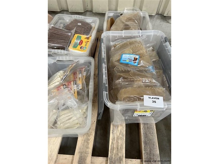 Spoedveiling div. goederen: wo. grote partij huisdieren toebehoren, gereedschap, promomateriaal, verf, verlichting, sanitair enz.